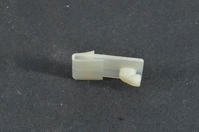 Glass lower clip