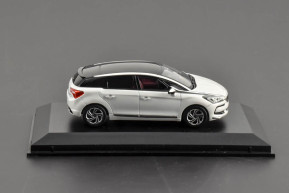 1/43 ds 5 2015 pearl white