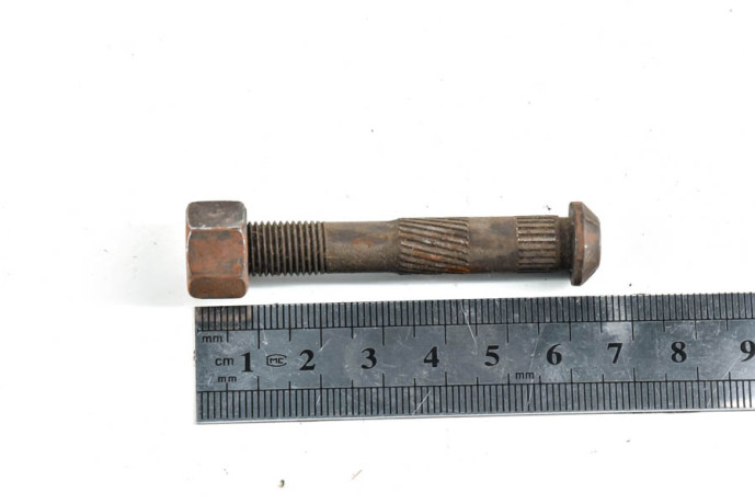 Engine connecting rod bolt...