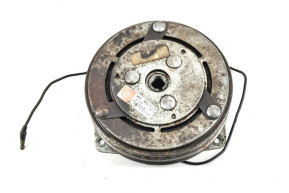 Air conditioner pulley with clutch