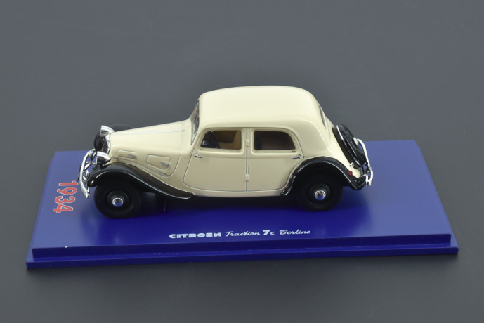 1/43 traction 7c sedan...